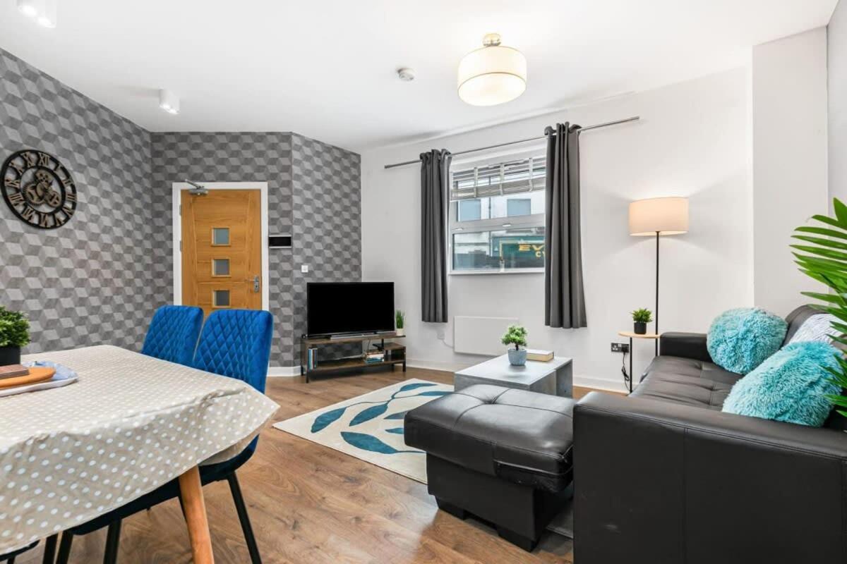 Spacious 1 Bedroom Apartment In Central Уокинг Екстериор снимка