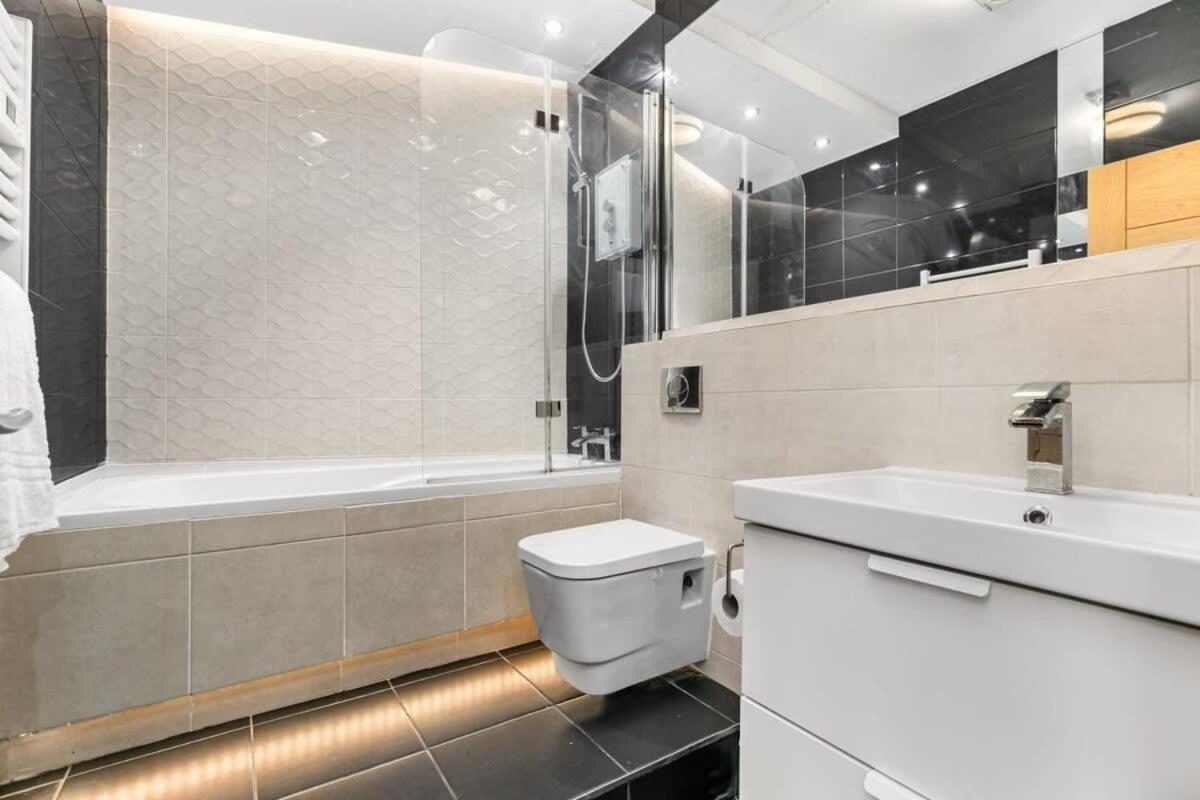 Spacious 1 Bedroom Apartment In Central Уокинг Екстериор снимка
