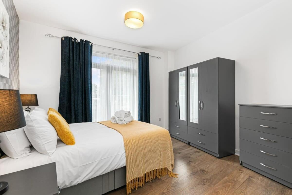 Spacious 1 Bedroom Apartment In Central Уокинг Екстериор снимка
