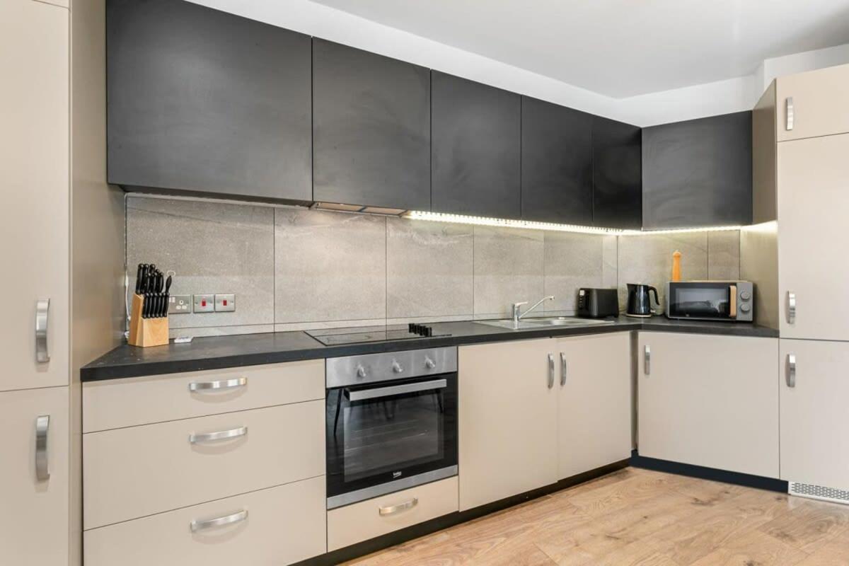 Spacious 1 Bedroom Apartment In Central Уокинг Екстериор снимка