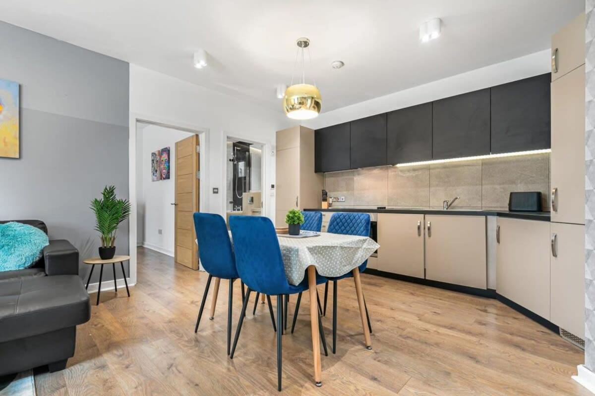 Spacious 1 Bedroom Apartment In Central Уокинг Екстериор снимка
