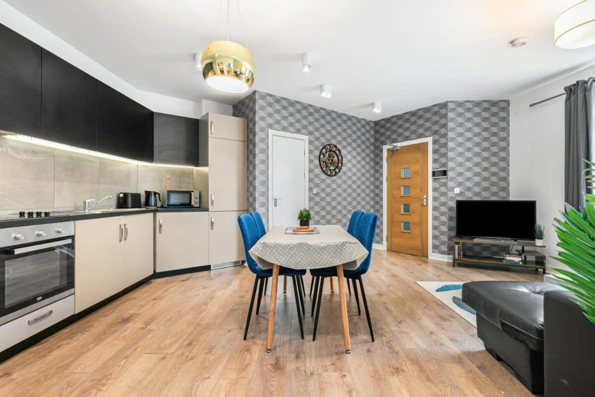 Spacious 1 Bedroom Apartment In Central Уокинг Екстериор снимка