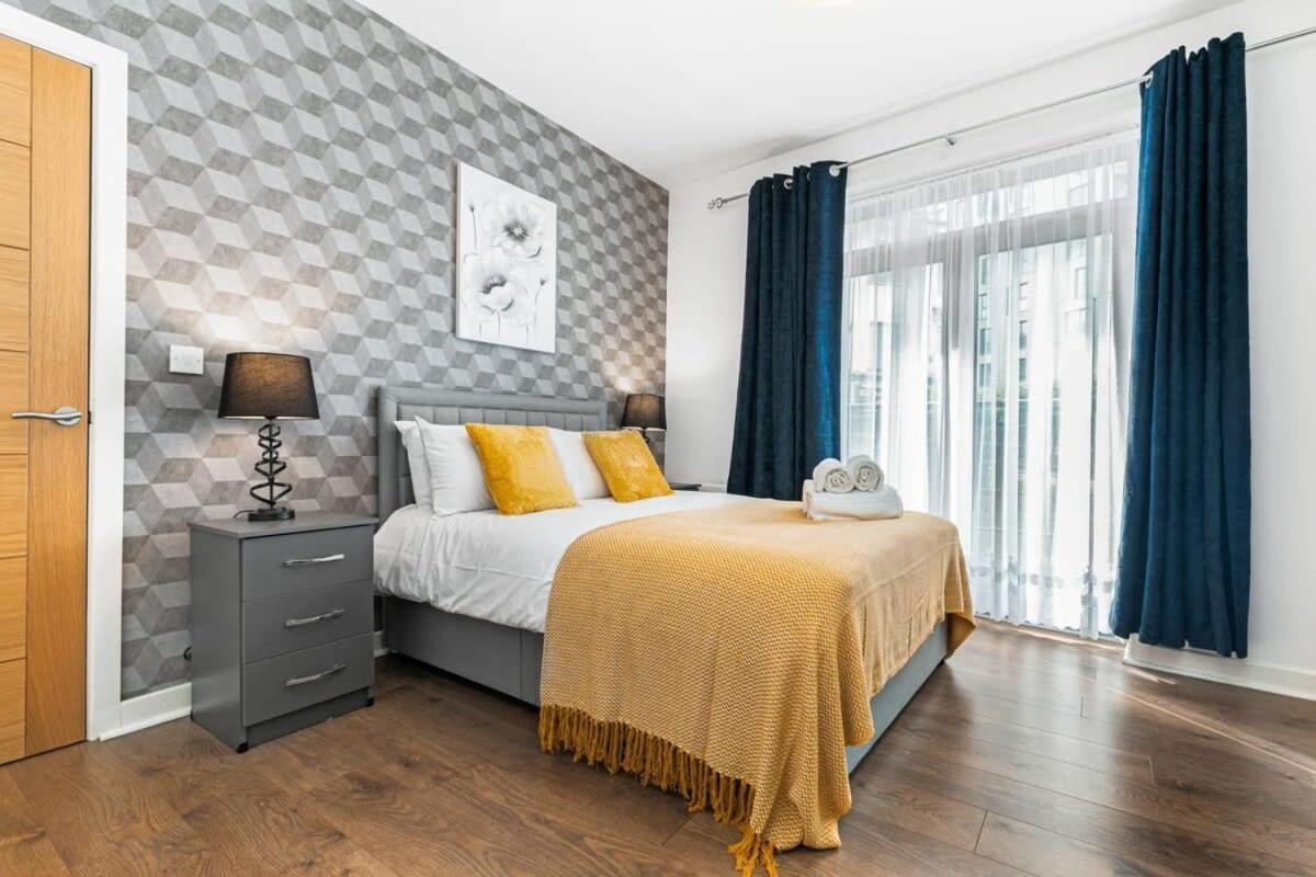 Spacious 1 Bedroom Apartment In Central Уокинг Екстериор снимка