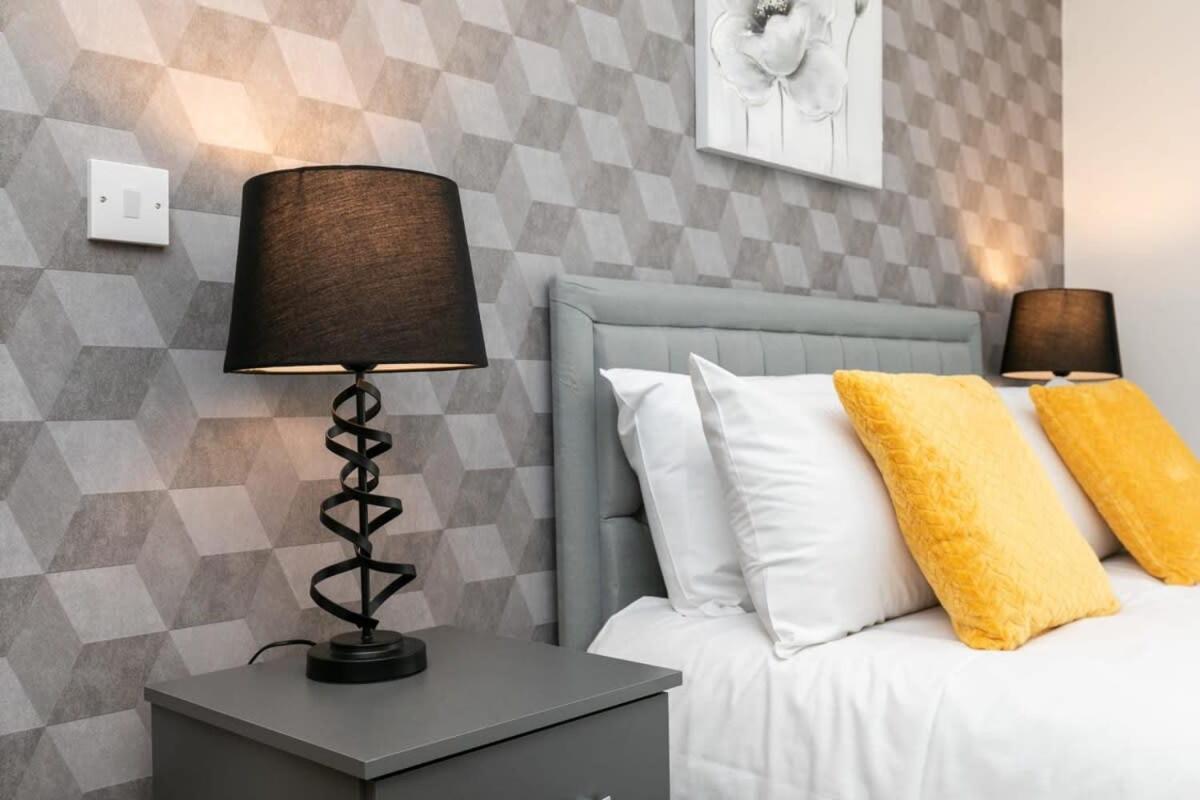 Spacious 1 Bedroom Apartment In Central Уокинг Екстериор снимка